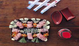 Sashimi com peixes da região