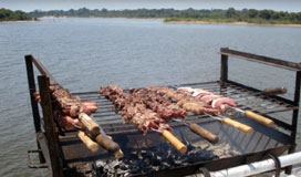Churrasco à beira do Rio Negro
